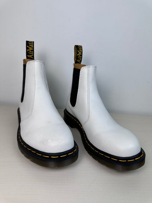 Boots Ankle Flats By Dr Martens In White, Size: 8