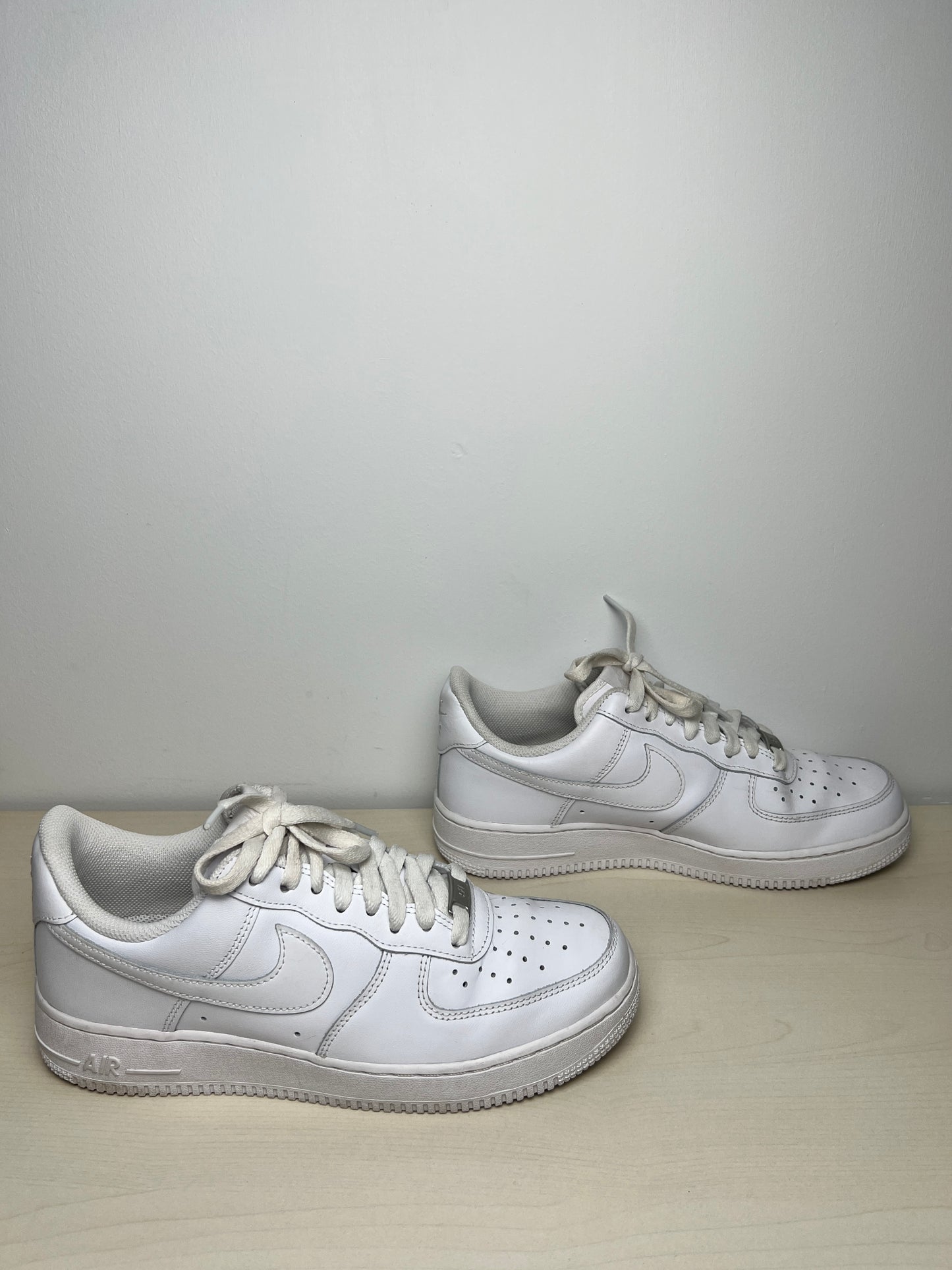 Shoes Sneakers By Nike In White, Size: 9.5