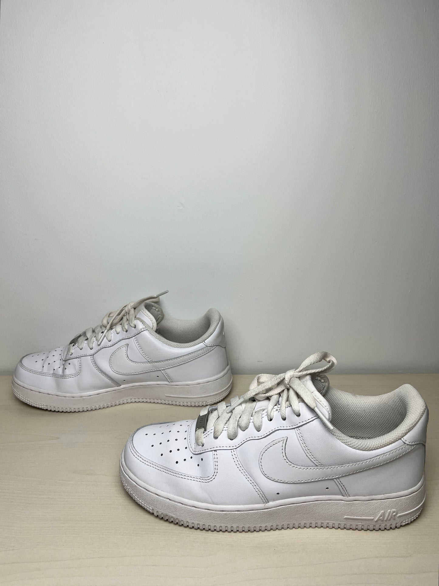 Shoes Sneakers By Nike In White, Size: 9.5