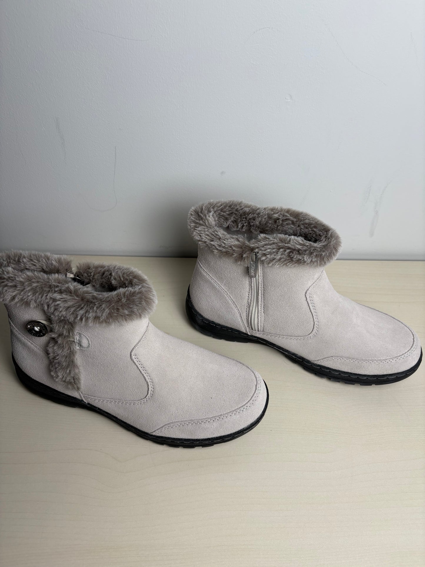 Boots Snow By Khombu In Taupe, Size: 10