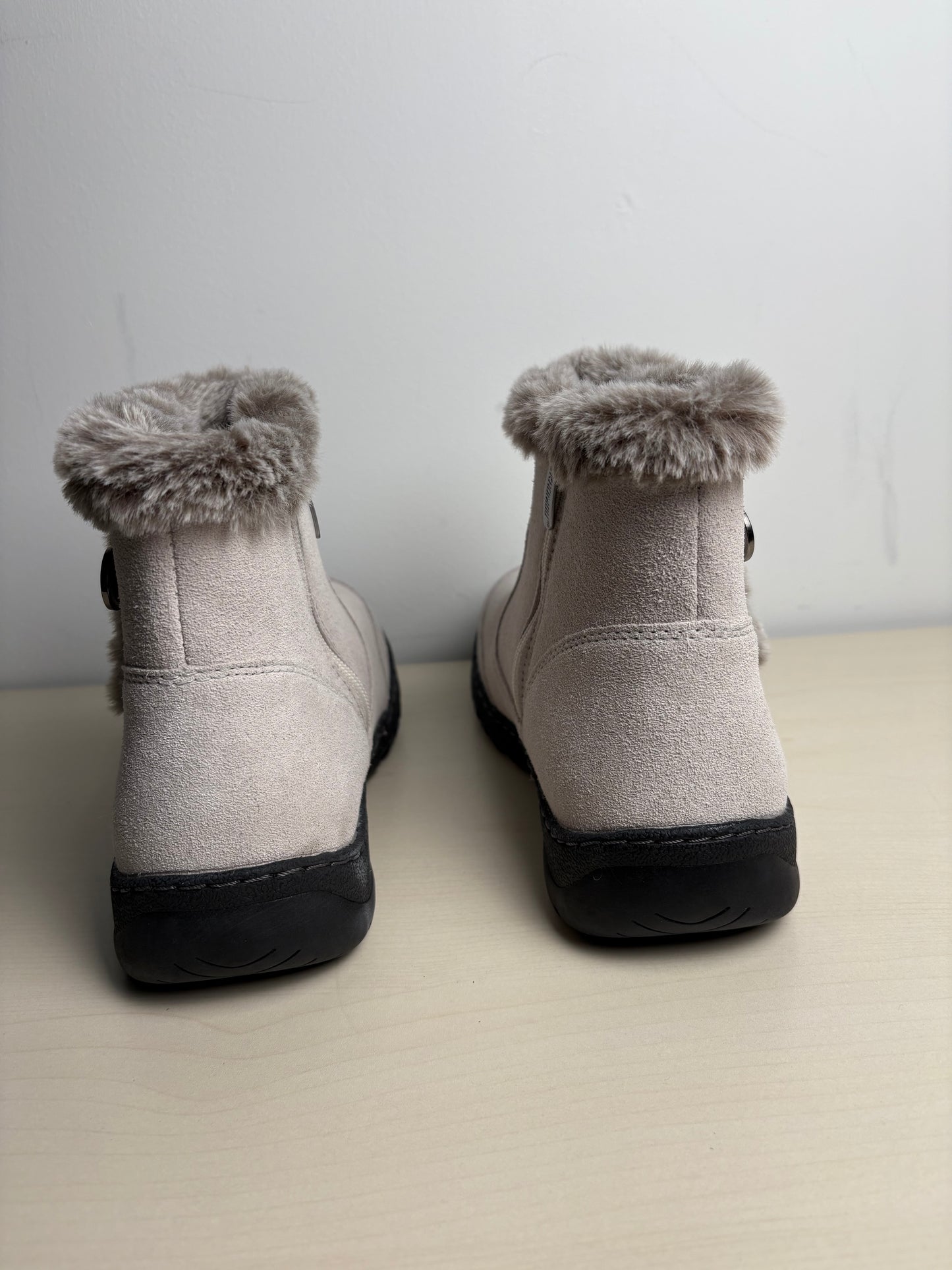 Boots Snow By Khombu In Taupe, Size: 10