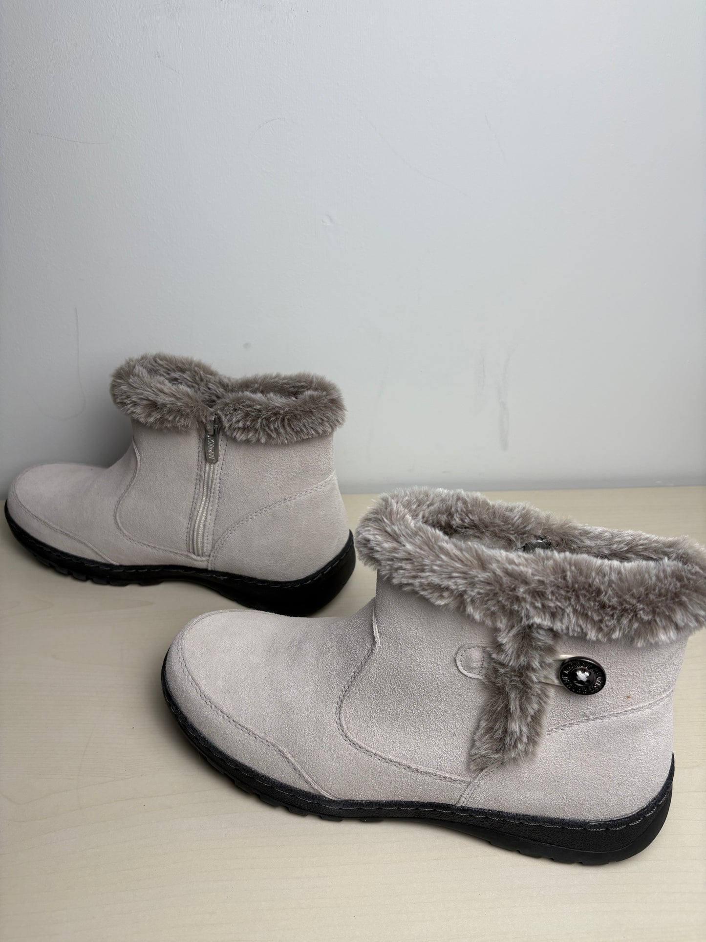 Boots Snow By Khombu In Taupe, Size: 10