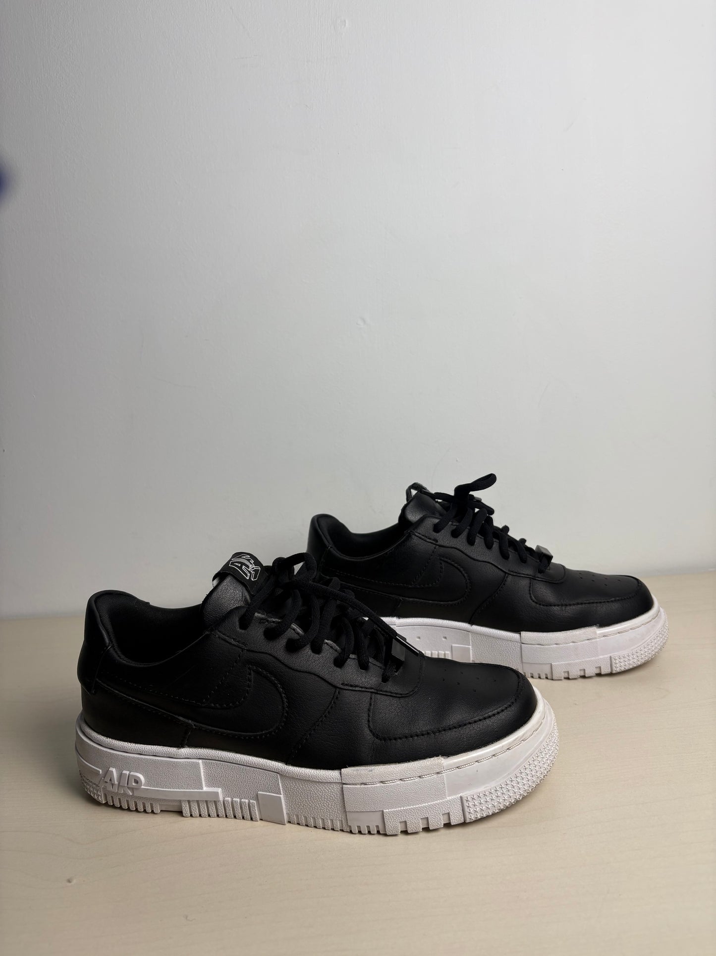 Shoes Sneakers By Nike In Black, Size: 6.5