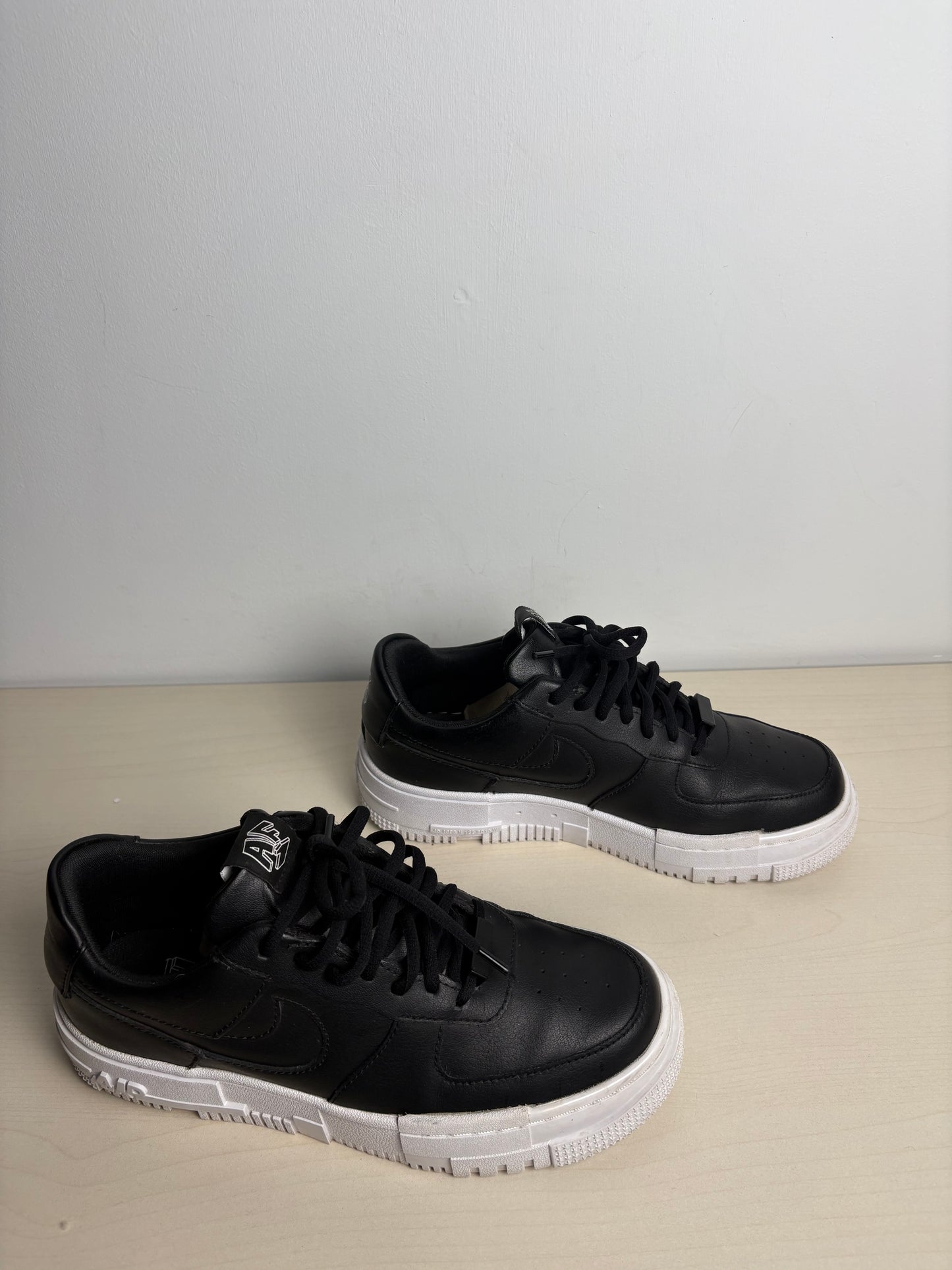 Shoes Sneakers By Nike In Black, Size: 6.5