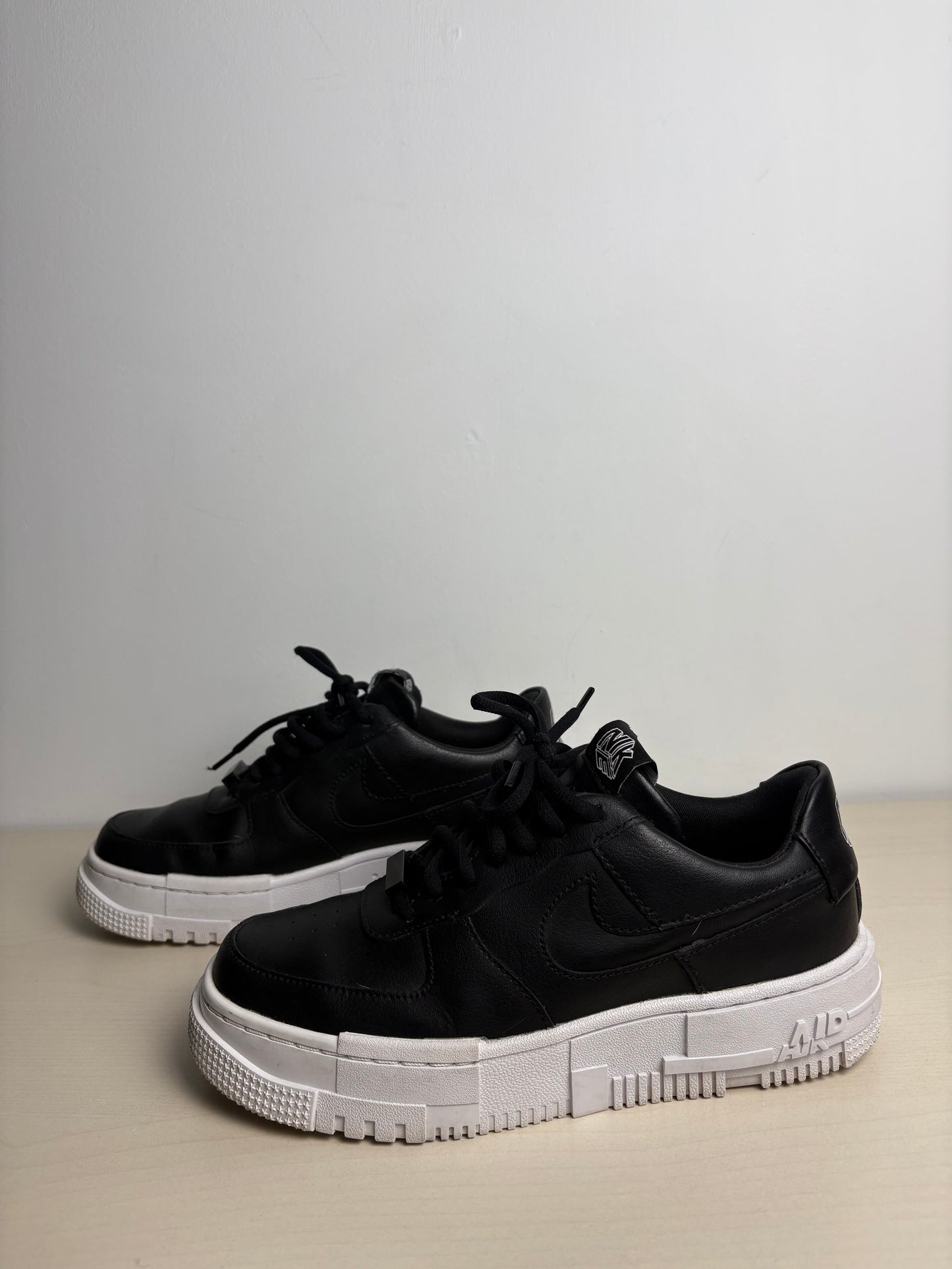 Shoes Sneakers By Nike In Black, Size: 6.5