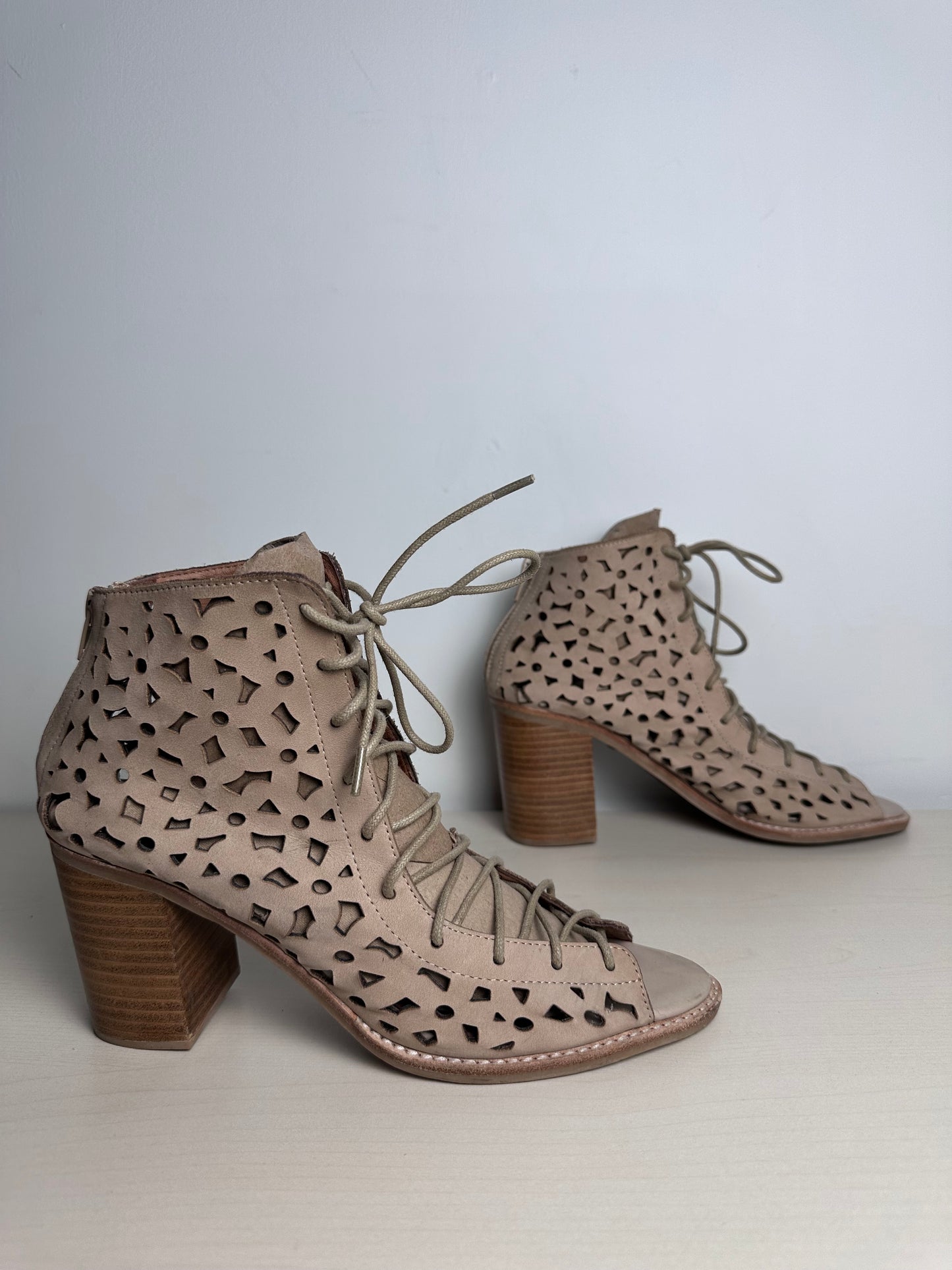 Shoes Heels Block By Jeffery Campbell In Beige, Size: 9.5