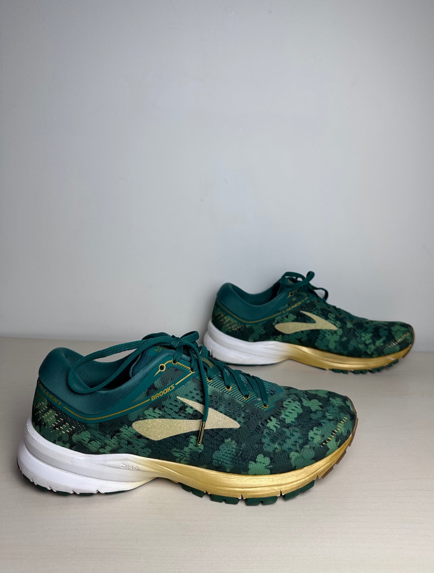 Shoes Athletic By Brooks In Green, Size: 9.5