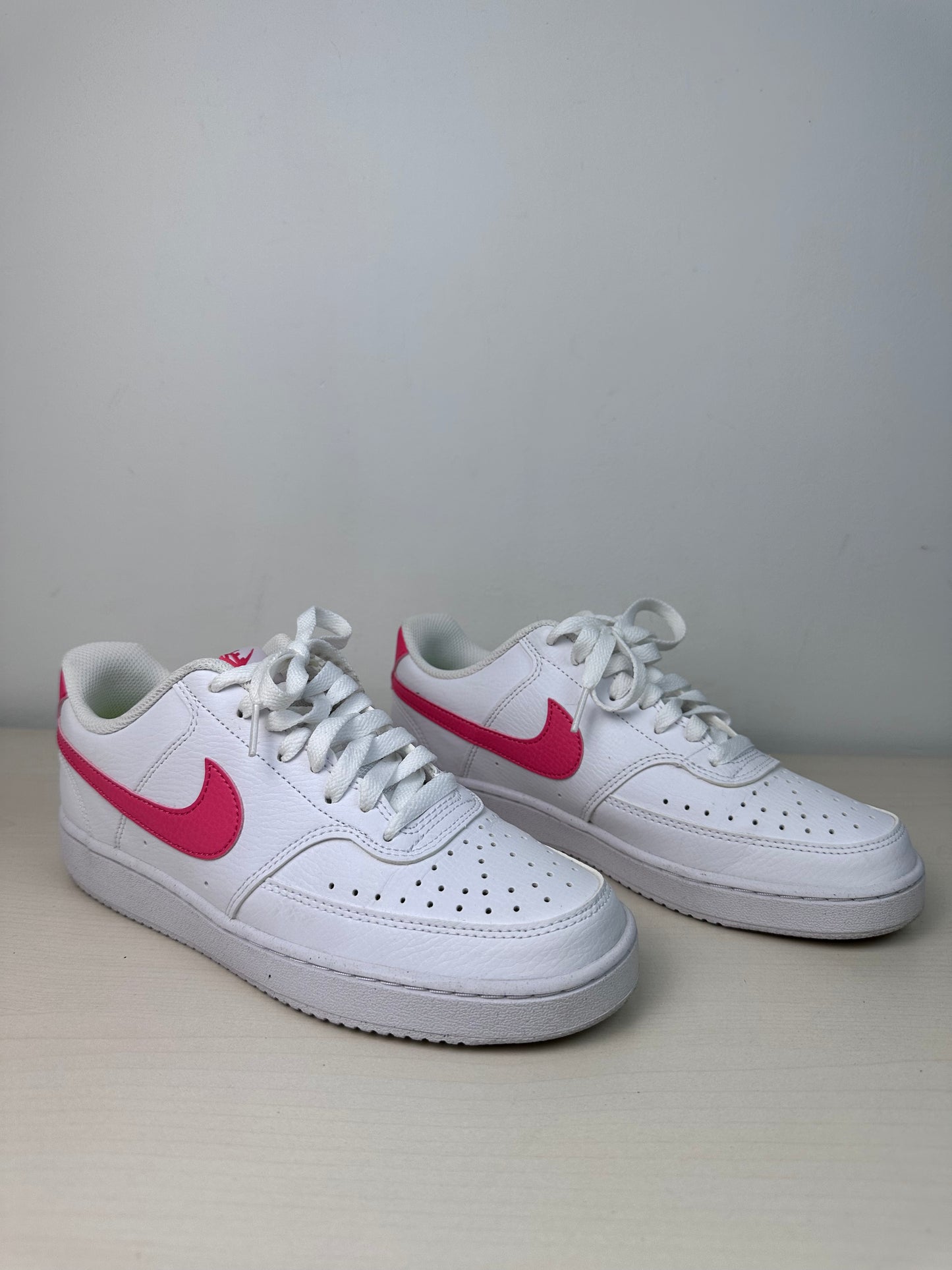 Shoes Sneakers By Nike In White, Size: 8