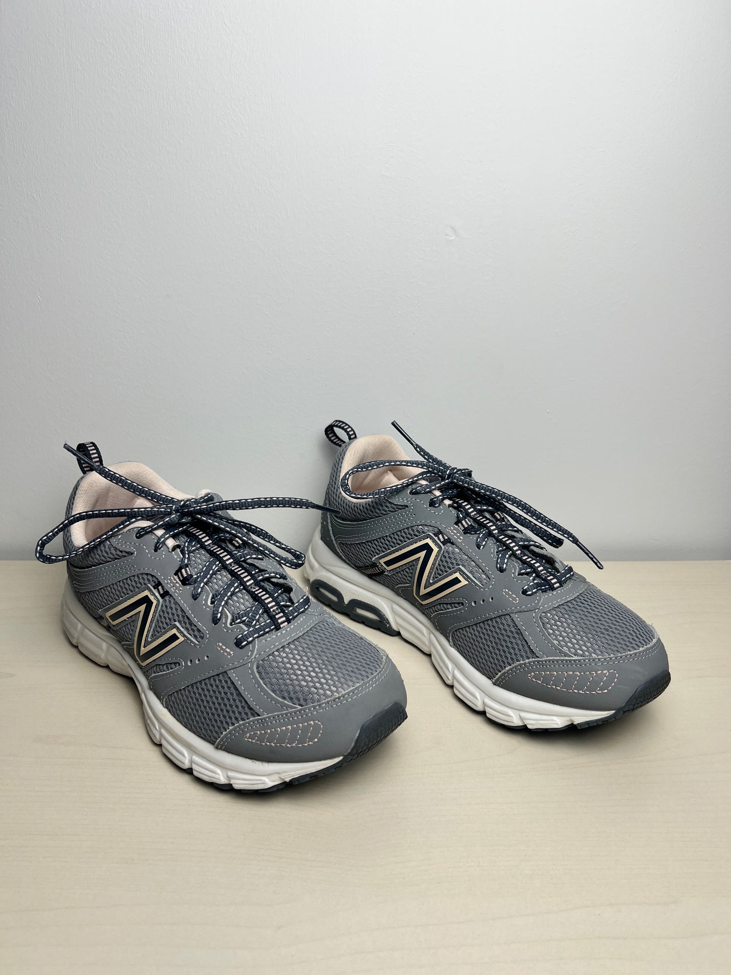 Shoes Athletic By New Balance In Grey & Pink, Size: 7.5