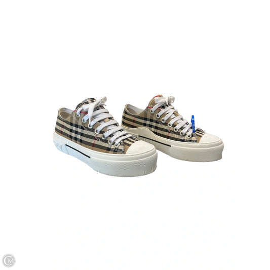 Shoes Luxury Designer By Burberry In Plaid Pattern, Size: 7.5