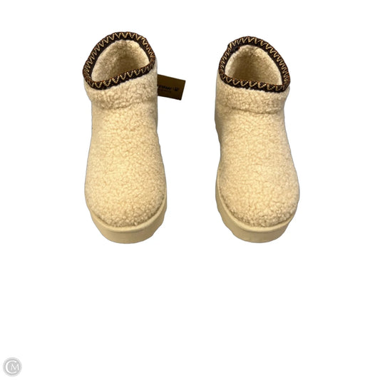 Boots Ankle Flats By Bearpaw In Tan, Size: 9