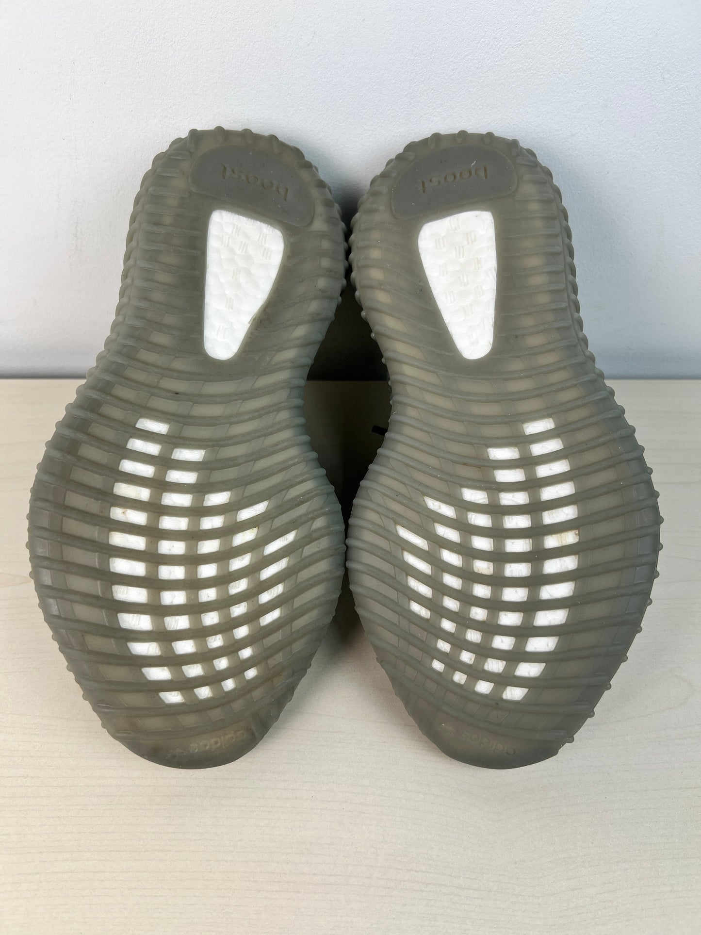 Shoes Sneakers By Yeezy In Green, Size: 7